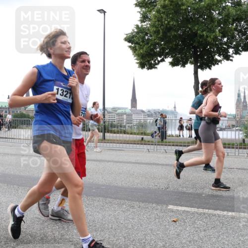 29.06.2025 - hella hamburg halbmarathon Lena Gebhardt http://msf.ph/oto/8288454 29.06.2025 10:46:38 Lombardsbrücke 1363, 1371, 1375, 1429, 1465, 1532, 1608, 1720, 1837, 1999, 2162, 2211, 2320, 2500, 2697, 2981, 3277, 3406, 3407, 3410, 3469, 3734, 3823, 4119, 4202, 4296, 4342, 4355, 4448, 4604, 5697, 5700, 5854, 6068, 6124, 6161, 6740, 7303, 7364, 7368, 7374, 7412, 7767, 7827, 7960, 7983, 8047, 8477, 8486, 8551, 8553, 8700, 9129, 9337, 9445, 9691, 10153, 10230, 11361, 11910, 12298, 12333, 12507, 12522, 13969, 14261, 15852, 16882, 16987 meine-sportfotos.de