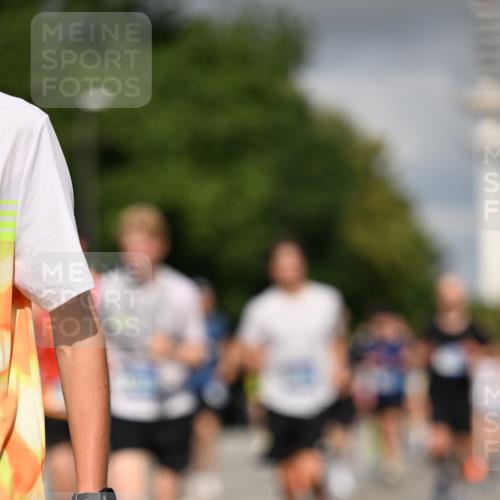 29.06.2025 - hella hamburg halbmarathon Dr. Thomas Lammeyer http://msf.ph/oto/8288477 29.06.2025 09:53:23 Kennedybrücke 1343, 1445, 1615, 1800, 1975, 2324, 2573, 2949, 3136, 3282, 3431, 3530, 4303, 4425, 5248, 5889, 6123, 6682, 7495, 7796, 8370, 8629, 8925, 9264, 9265, 9294, 9296, 9979, 10894, 10930 meine-sportfotos.de