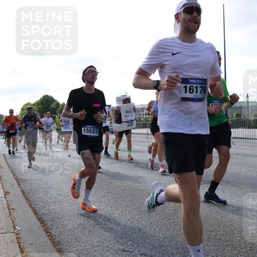 29.06.2025 - hella hamburg halbmarathon Lena Gebhardt http://msf.ph/oto/8288484 29.06.2025 09:58:35 Lombardsbrücke 309, 18006, 418715, 15523, 16176, 1313, 1034, 1179, 1190, 1285, 1410, 1727, 1815, 1946, 1951, 2029, 2034, 2070, 2417, 2518, 2636, 2656, 2711, 2840, 2883, 2907, 3041, 3097, 3819, 3859, 3952, 4120, 4152, 4167, 4814, 4903, 5077, 5084, 5093, 5259, 5378, 5721, 5894, 6164, 6272, 6294, 6433, 6592, 6657, 6759, 6877, 6897, 7082, 7369, 7409, 7716, 7724, 7732, 7856, 7896, 8068, 8154, 8311, 8322, 8393, 8508, 8590, 8639, 8721, 8825, 9012, 9057, 9562, 9656, 9770, 10084 meine-sportfotos.de