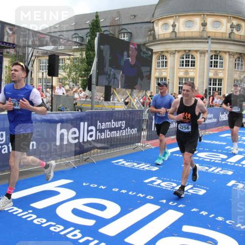 29.06.2025 - hella hamburg halbmarathon Michael Strokosch http://msf.ph/oto/8288614 29.06.2025 10:55:56 Ziel 1179, 2612, 3256, 3668, 4772, 7147, 7976, 8968, 9246, 10084, 13474, 15884, 16401, 16434, 16786, 18125, 18867, 19047 meine-sportfotos.de