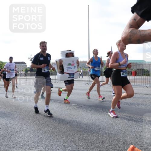 29.06.2025 - hella hamburg halbmarathon Lena Gebhardt http://msf.ph/oto/8288623 29.06.2025 09:58:36 Lombardsbrücke 18960, 097, 8006, 12735, 2, 1, 18715, 3819, 15389, 1034, 1190, 1285, 1410, 1727, 1815, 1946, 1951, 2029, 2034, 2070, 2417, 2518, 2636, 2656, 2711, 2840, 2883, 2907, 3041, 3097, 3334, 3819, 3859, 3952, 4120, 4152, 4167, 4903, 5077, 5084, 5093, 5259, 5378, 5721, 5894, 6164, 6272, 6294, 6433, 6592, 6657, 6759, 6877, 6897, 7082, 7369, 7409, 7716, 7732, 7856, 7896, 8068, 8154, 8311, 8322, 8393, 8508, 8590, 8639, 8721, 8825, 9012, 9057, 9562, 9656, 9727, 9770, 10084 meine-sportfotos.de