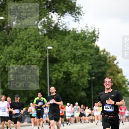 29.06.2025 - hella hamburg halbmarathon Dr. Thomas Lammeyer http://msf.ph/oto/8288629 29.06.2025 10:37:14 Kennedybrücke 1078, 1199, 1324, 1373, 1732, 1879, 2059, 2384, 2838, 2959, 3221, 3341, 3391, 3422, 3560, 3653, 3708, 3871, 4030, 4096, 4446, 4555, 5156, 5581, 5917, 6861, 7135, 7750, 8170, 8175, 8595, 8839, 8993, 9034, 9289, 9471, 9750, 9768, 9780, 9812, 10002, 10770 meine-sportfotos.de