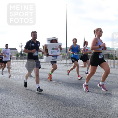 29.06.2025 - hella hamburg halbmarathon Lena Gebhardt http://msf.ph/oto/8288648 29.06.2025 09:58:36 Lombardsbrücke 097, 8006, 12735, 2, 1, 18715, 3819, 1538, 1034, 1190, 1285, 1410, 1727, 1815, 1946, 1951, 2029, 2034, 2070, 2417, 2518, 2636, 2656, 2711, 2840, 2883, 2907, 3041, 3097, 3334, 3819, 3859, 3952, 4120, 4152, 4167, 4903, 5077, 5084, 5093, 5259, 5378, 5721, 5894, 6164, 6272, 6294, 6433, 6592, 6657, 6759, 6877, 6897, 7082, 7369, 7409, 7716, 7732, 7856, 7896, 8068, 8154, 8311, 8322, 8393, 8508, 8590, 8639, 8721, 8825, 9012, 9057, 9562, 9656, 9727, 9770, 10084 meine-sportfotos.de