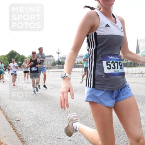 29.06.2025 - hella hamburg halbmarathon Lena Gebhardt http://msf.ph/oto/8288685 29.06.2025 10:11:49 Lombardsbrücke 1328, 1531, 1866, 1992, 3363, 4227, 5379, 5605, 7571, 8115, 8807, 8810, 9191, 9428, 10042, 10372, 10409, 10428, 11321, 11507, 11525, 11537, 11581, 11755, 11917, 12473, 13171, 13177, 13203, 13542, 13939, 13958, 14008, 14196, 14384, 15137, 15797, 15945, 16976, 17080, 17638, 17774, 17866, 18261, 18278, 18382, 18395, 18655, 19172 meine-sportfotos.de