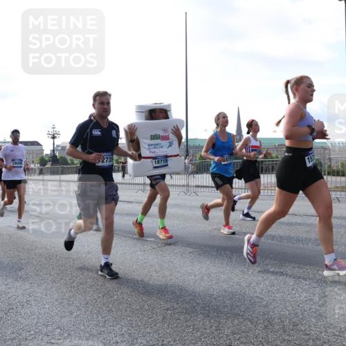 29.06.2025 - hella hamburg halbmarathon Lena Gebhardt http://msf.ph/oto/8288692 29.06.2025 09:58:36 Lombardsbrücke 3097, 18006, 2735, 2, 1, 18715, 3819, 6855, 153, 1034, 1190, 1285, 1410, 1727, 1815, 1946, 1951, 2029, 2034, 2070, 2417, 2518, 2636, 2656, 2711, 2840, 2883, 2907, 3041, 3097, 3334, 3819, 3859, 3952, 4120, 4152, 4167, 4903, 5077, 5084, 5093, 5259, 5378, 5721, 5894, 6164, 6272, 6294, 6433, 6592, 6657, 6759, 6877, 6897, 7082, 7369, 7409, 7716, 7732, 7856, 7896, 8068, 8154, 8311, 8322, 8393, 8508, 8590, 8639, 8721, 8825, 9012, 9057, 9562, 9656, 9727, 9770, 10084 meine-sportfotos.de