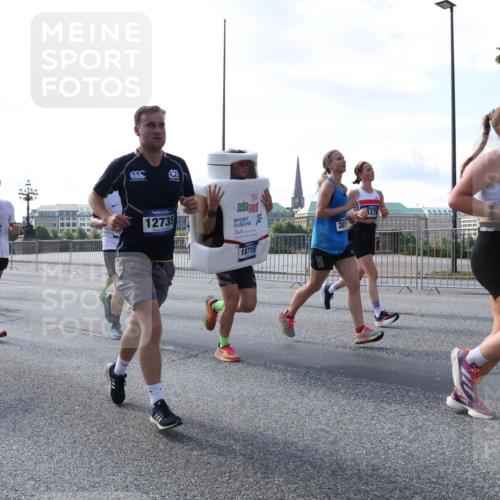 29.06.2025 - hella hamburg halbmarathon Lena Gebhardt http://msf.ph/oto/8288715 29.06.2025 09:58:37 Lombardsbrücke 309, 18006, 12735, 2, 1, 18715, 5378, 1034, 1190, 1285, 1410, 1727, 1815, 1946, 1951, 2029, 2034, 2070, 2518, 2636, 2656, 2711, 2840, 2883, 2907, 3041, 3097, 3334, 3819, 3859, 3952, 4120, 4152, 4167, 4903, 5077, 5084, 5093, 5259, 5378, 5721, 5894, 6164, 6272, 6294, 6433, 6592, 6657, 6759, 6877, 6897, 7082, 7369, 7409, 7716, 7732, 7856, 7896, 8068, 8154, 8311, 8322, 8393, 8508, 8590, 8639, 8721, 8825, 9012, 9057, 9562, 9656, 9727, 9770, 10084 meine-sportfotos.de