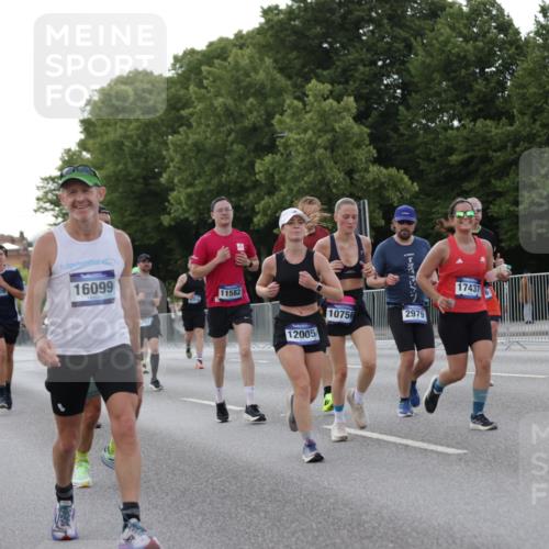 29.06.2025 - hella hamburg halbmarathon Jannik Wohlers http://msf.ph/oto/8288798 29.06.2025 10:03:49 Lombardsbrücke 2979, 3488, 4488, 4587, 5058, 5354, 5365, 5976, 6142, 6706, 6709, 7017, 8177, 8217, 8421, 8422, 8423, 9526, 10756, 11511, 11582, 12004, 12005, 12998, 13583, 14340, 14436, 14917, 15525, 15678, 16099, 17071, 17437, 17860, 17880, 18111, 18199, 18985 meine-sportfotos.de