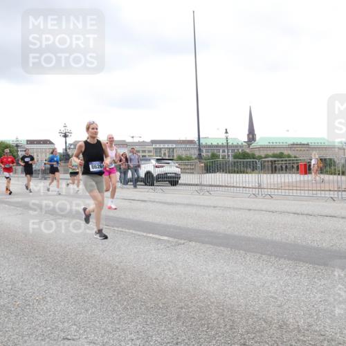 29.06.2025 - hella hamburg halbmarathon Lena Gebhardt http://msf.ph/oto/8288808 29.06.2025 10:55:35 Lombardsbrücke 17396, 18670, 8626, 1013, 1616, 1873, 1917, 2090, 2452, 3101, 3115, 3157, 3244, 3577, 4039, 4470, 4628, 4896, 5040, 5220, 5222, 5483, 5487, 5575, 6055, 6113, 6257, 6395, 6396, 6594, 6944, 7219, 7548, 7680, 7766, 7969, 8110, 8403, 8519, 8527, 8532, 8626, 8648, 9548, 9614, 9618, 9857, 9858, 9861, 9865, 9956, 10094, 10436, 10438, 10449, 10458, 10559, 10593, 10885, 11109, 11737, 11903, 11962, 11963, 12695, 12902, 13098, 13230, 14515, 14727, 15152, 15160, 16385 meine-sportfotos.de