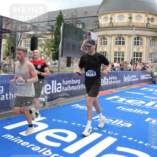 29.06.2025 - hella hamburg halbmarathon Michael Strokosch http://msf.ph/oto/8288856 29.06.2025 10:55:58 Ziel 1179, 2612, 3256, 3668, 4772, 7147, 7976, 8968, 9246, 10084, 14867, 15184, 15868, 15884, 18867 meine-sportfotos.de
