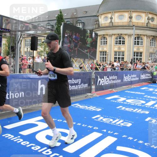 29.06.2025 - hella hamburg halbmarathon Michael Strokosch http://msf.ph/oto/8288904 29.06.2025 10:55:58 Ziel 1179, 2612, 3256, 3668, 4772, 7147, 7976, 8968, 9246, 10084, 14867, 15184, 15868, 15884, 18867 meine-sportfotos.de