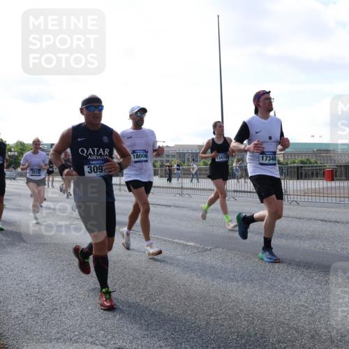 29.06.2025 - hella hamburg halbmarathon Lena Gebhardt http://msf.ph/oto/8288906 29.06.2025 09:58:37 Lombardsbrücke 1, 18958, 18960, 2518, 309, 18006, 13470, 17348, 1034, 1190, 1285, 1410, 1727, 1815, 1946, 1951, 2029, 2034, 2070, 2518, 2636, 2656, 2711, 2840, 2883, 2907, 3041, 3097, 3334, 3819, 3859, 3952, 4120, 4152, 4167, 4903, 5077, 5084, 5093, 5259, 5378, 5721, 5894, 6164, 6272, 6294, 6433, 6592, 6657, 6759, 6877, 6897, 7082, 7369, 7409, 7716, 7732, 7856, 7896, 8068, 8154, 8311, 8322, 8393, 8508, 8590, 8639, 8721, 8825, 9012, 9057, 9562, 9656, 9727, 9770, 10084 meine-sportfotos.de