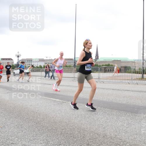 29.06.2025 - hella hamburg halbmarathon Lena Gebhardt http://msf.ph/oto/8288957 29.06.2025 10:55:36 Lombardsbrücke 7396, 18670, 18972, 8626, 1013, 1616, 1873, 1917, 2090, 2452, 3101, 3115, 3157, 3244, 3577, 4039, 4470, 4628, 4896, 5040, 5220, 5222, 5483, 5487, 5575, 6055, 6056, 6113, 6257, 6395, 6396, 6594, 7219, 7548, 7680, 7766, 7969, 8110, 8403, 8519, 8527, 8532, 8626, 8648, 9548, 9614, 9618, 9857, 9858, 9861, 9865, 9956, 10094, 10436, 10438, 10449, 10458, 10559, 10593, 10885, 11109, 11737, 11903, 11962, 11963, 12695, 12902, 13098, 13230, 14727, 15152, 15160, 16385 meine-sportfotos.de