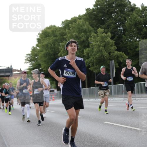 29.06.2025 - hella hamburg halbmarathon Jannik Wohlers http://msf.ph/oto/8289017 29.06.2025 10:03:54 Lombardsbrücke 1674, 2979, 4587, 5354, 5365, 5976, 6706, 6709, 8177, 8217, 9489, 9526, 10213, 10756, 10962, 11511, 11582, 12004, 12005, 12998, 14340, 14436, 14917, 15525, 16753, 16989, 17071, 17437, 17569, 17763, 17860, 17880, 18098, 18199, 18525 meine-sportfotos.de
