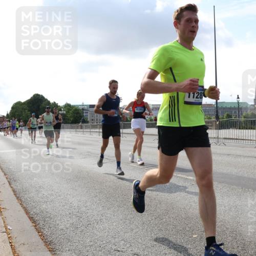 29.06.2025 - hella hamburg halbmarathon Lena Gebhardt http://msf.ph/oto/8289054 29.06.2025 09:46:12 Lombardsbrücke 14275, 15391, 1128, 1080, 1686, 1894, 2460, 2525, 3809, 3843, 3955, 4463, 4812, 5042, 5187, 5550, 6169, 6495, 6878, 7055, 7186, 7534, 7845, 7880, 7901, 7965, 8062, 8784, 8864, 8956, 9345, 10270, 10453, 10484, 10865, 10929, 11199, 11230, 11282, 11833, 12189, 12232, 12681, 13167, 13252, 13343, 13617, 13686, 13754, 14167, 14276, 14293, 15115, 15391, 15689, 16065, 16140, 16507, 16580, 16931, 17213, 17768 meine-sportfotos.de