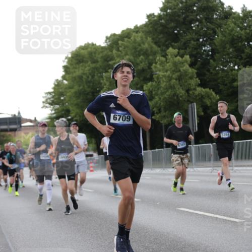 29.06.2025 - hella hamburg halbmarathon Jannik Wohlers http://msf.ph/oto/8289061 29.06.2025 10:03:54 Lombardsbrücke 1674, 2979, 4587, 5354, 5365, 5976, 6706, 6709, 8177, 8217, 9489, 9526, 10213, 10756, 10962, 11511, 11582, 12004, 12005, 12998, 14340, 14436, 14917, 15525, 16753, 16989, 17071, 17437, 17569, 17763, 17860, 17880, 18098, 18199, 18525 meine-sportfotos.de