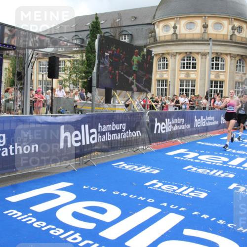 29.06.2025 - hella hamburg halbmarathon Michael Strokosch http://msf.ph/oto/8289074 29.06.2025 10:55:59 Ziel 2612, 3256, 3668, 4772, 7147, 7976, 8968, 9246, 10084, 14867, 15184, 15868, 15884, 16176, 18867 meine-sportfotos.de