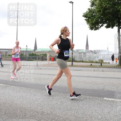 29.06.2025 - hella hamburg halbmarathon Lena Gebhardt http://msf.ph/oto/8289078 29.06.2025 10:55:36 Lombardsbrücke 10885, 18972, 8626, 1013, 1616, 1873, 1917, 2090, 2452, 3101, 3115, 3157, 3244, 3577, 4039, 4470, 4628, 4896, 5040, 5220, 5222, 5483, 5487, 5575, 6055, 6056, 6113, 6257, 6395, 6396, 6594, 7219, 7548, 7680, 7766, 7969, 8110, 8403, 8519, 8527, 8532, 8626, 8648, 9548, 9614, 9618, 9857, 9858, 9861, 9865, 9956, 10094, 10436, 10438, 10449, 10458, 10559, 10593, 10885, 11109, 11737, 11903, 11962, 11963, 12695, 12902, 13098, 13230, 14727, 15152, 15160, 16385 meine-sportfotos.de