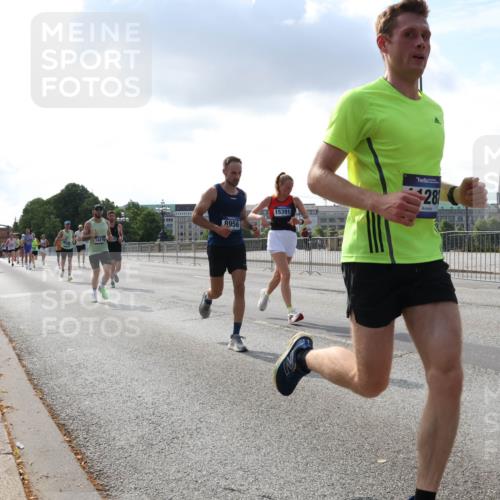 29.06.2025 - hella hamburg halbmarathon Lena Gebhardt http://msf.ph/oto/8289085 29.06.2025 09:46:12 Lombardsbrücke 14276, 8956, 15391, 281, 066666, 1080, 1686, 1894, 2460, 2525, 3809, 3843, 3955, 4463, 4812, 5042, 5187, 5550, 6169, 6495, 6878, 7055, 7186, 7534, 7845, 7880, 7901, 7965, 8062, 8784, 8864, 8956, 9345, 10270, 10453, 10484, 10865, 10929, 11199, 11230, 11282, 11833, 12189, 12232, 12681, 13167, 13252, 13343, 13617, 13686, 13754, 14167, 14276, 14293, 15115, 15391, 15689, 16065, 16140, 16507, 16580, 16931, 17213, 17768 meine-sportfotos.de