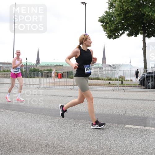 29.06.2025 - hella hamburg halbmarathon Lena Gebhardt http://msf.ph/oto/8289108 29.06.2025 10:55:36 Lombardsbrücke 18972, 8626, 1013, 1616, 1873, 1917, 2090, 2452, 3101, 3115, 3157, 3244, 3577, 4039, 4470, 4628, 4896, 5040, 5220, 5222, 5483, 5487, 5575, 6055, 6056, 6113, 6257, 6395, 6396, 6594, 7219, 7548, 7680, 7766, 7969, 8110, 8403, 8519, 8527, 8532, 8626, 8648, 9548, 9614, 9618, 9857, 9858, 9861, 9865, 9956, 10094, 10436, 10438, 10449, 10458, 10559, 10593, 10885, 11109, 11737, 11903, 11962, 11963, 12695, 12902, 13098, 13230, 14727, 15152, 15160, 16385 meine-sportfotos.de