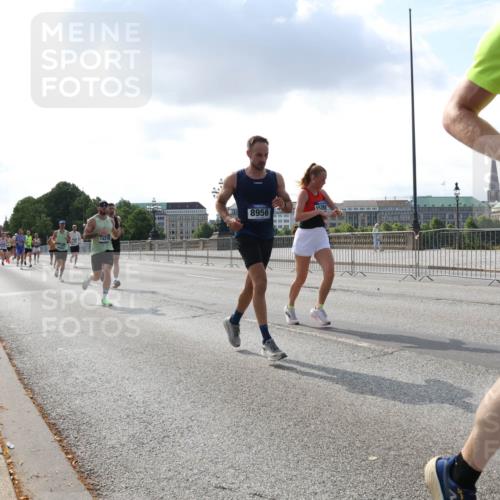 29.06.2025 - hella hamburg halbmarathon Lena Gebhardt http://msf.ph/oto/8289122 29.06.2025 09:46:12 Lombardsbrücke 14276, 8956, 15391, 11, 1080, 1686, 1894, 2460, 2525, 3809, 3843, 3955, 4463, 4812, 5042, 5187, 5550, 6169, 6495, 6878, 7055, 7186, 7534, 7845, 7880, 7901, 7965, 8062, 8784, 8864, 8956, 9345, 10270, 10453, 10484, 10865, 10929, 11199, 11230, 11282, 11833, 12189, 12232, 12681, 13167, 13252, 13343, 13617, 13686, 13754, 14167, 14276, 14293, 15115, 15391, 15689, 16065, 16140, 16507, 16580, 16931, 17213, 17768 meine-sportfotos.de