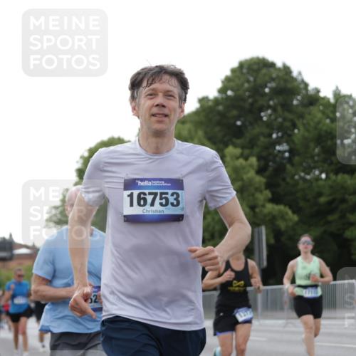 29.06.2025 - hella hamburg halbmarathon Jannik Wohlers http://msf.ph/oto/8289123 29.06.2025 10:04:04 Lombardsbrücke 1213, 1377, 1674, 2011, 2852, 3994, 4146, 4587, 5354, 5365, 5976, 6709, 8217, 9489, 10213, 10962, 12924, 12998, 13625, 14340, 14436, 14917, 16128, 16145, 16753, 16989, 17071, 17113, 17434, 17569, 17685, 17763, 18098, 18199, 18525 meine-sportfotos.de
