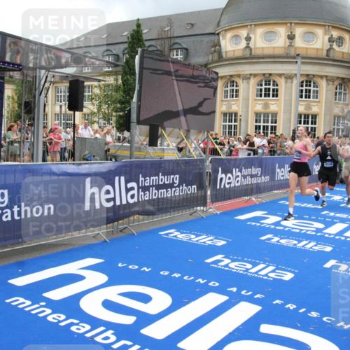 29.06.2025 - hella hamburg halbmarathon Michael Strokosch http://msf.ph/oto/8289124 29.06.2025 10:56:00 Ziel 2612, 3668, 4772, 7147, 7976, 8968, 9246, 10084, 14867, 15184, 15868, 15884, 16176 meine-sportfotos.de