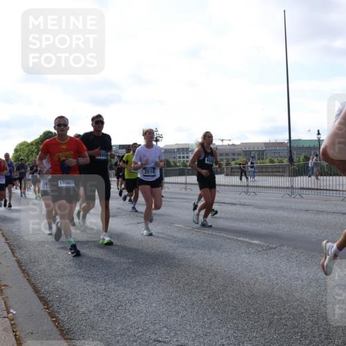 29.06.2025 - hella hamburg halbmarathon Lena Gebhardt http://msf.ph/oto/8289127 29.06.2025 09:58:38 Lombardsbrücke 18960, 8958, 2518, 6592, 30, 1034, 1190, 1285, 1410, 1485, 1727, 1815, 1946, 1951, 2029, 2034, 2070, 2518, 2656, 2711, 2840, 2883, 2907, 3041, 3097, 3334, 3819, 3859, 3952, 4120, 4152, 4167, 4903, 5077, 5084, 5093, 5259, 5378, 5721, 5894, 6164, 6272, 6294, 6433, 6592, 6657, 6759, 6877, 6897, 7082, 7369, 7409, 7716, 7732, 7856, 7896, 8068, 8154, 8311, 8322, 8393, 8508, 8590, 8639, 8721, 8825, 9012, 9057, 9562, 9656, 9727, 9770, 10084 meine-sportfotos.de