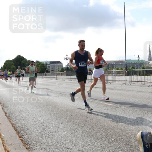 29.06.2025 - hella hamburg halbmarathon Lena Gebhardt http://msf.ph/oto/8289149 29.06.2025 09:46:12 Lombardsbrücke 8956, 1080, 1686, 1894, 2460, 2525, 3809, 3843, 3955, 4463, 4812, 5042, 5187, 5550, 6169, 6495, 6878, 7055, 7186, 7534, 7845, 7880, 7901, 7965, 8062, 8784, 8864, 8956, 9345, 10270, 10453, 10484, 10865, 10929, 11199, 11230, 11282, 11833, 12189, 12232, 12681, 13167, 13252, 13343, 13617, 13686, 13754, 14167, 14276, 14293, 15115, 15391, 15689, 16065, 16140, 16507, 16580, 16931, 17213, 17768 meine-sportfotos.de