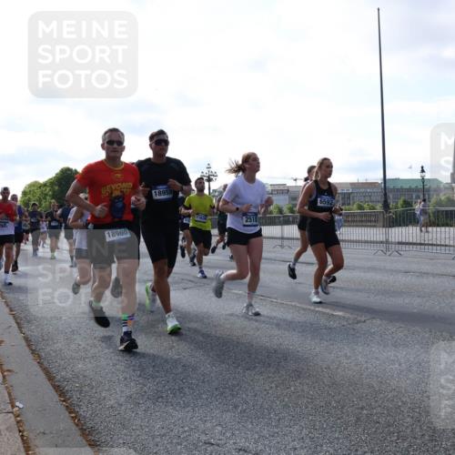 29.06.2025 - hella hamburg halbmarathon Lena Gebhardt http://msf.ph/oto/8289155 29.06.2025 09:58:38 Lombardsbrücke 18960, 18958, 11638, 2518, 6592, 1034, 1190, 1285, 1410, 1485, 1727, 1815, 1946, 1951, 2029, 2034, 2070, 2518, 2656, 2711, 2840, 2883, 2907, 3041, 3097, 3334, 3819, 3859, 3952, 4120, 4152, 4167, 4903, 5077, 5084, 5093, 5259, 5378, 5721, 5894, 6164, 6272, 6294, 6433, 6592, 6657, 6759, 6877, 6897, 7082, 7369, 7409, 7716, 7732, 7856, 7896, 8068, 8154, 8311, 8322, 8393, 8508, 8590, 8639, 8721, 8825, 9012, 9057, 9562, 9656, 9727, 9770, 10084 meine-sportfotos.de