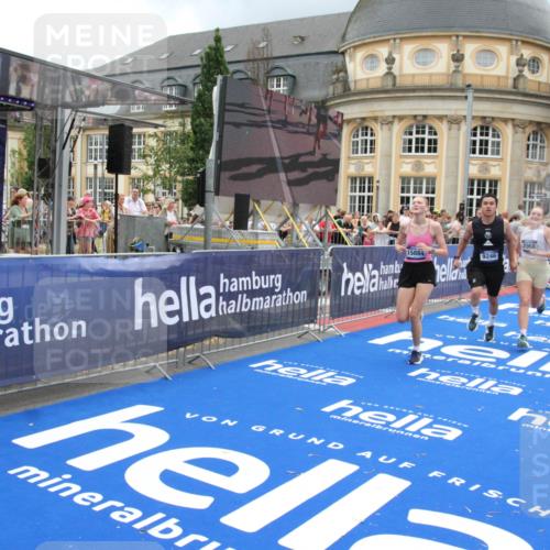 29.06.2025 - hella hamburg halbmarathon Michael Strokosch http://msf.ph/oto/8289165 29.06.2025 10:56:00 Ziel 2612, 3668, 4772, 7147, 7976, 8968, 9246, 10084, 14867, 15184, 15868, 15884, 16176 meine-sportfotos.de