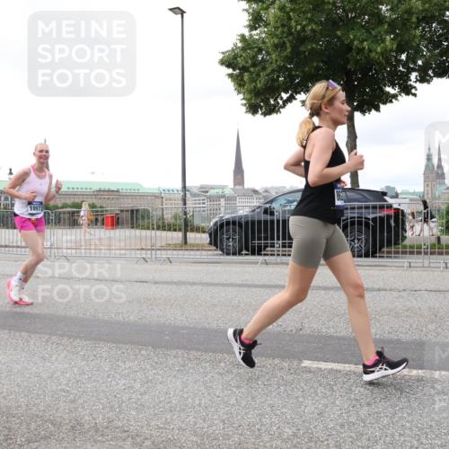 29.06.2025 - hella hamburg halbmarathon Lena Gebhardt http://msf.ph/oto/8289171 29.06.2025 10:55:37 Lombardsbrücke 18972, 002, 1013, 1616, 1873, 1917, 2090, 2452, 3101, 3115, 3157, 3244, 3577, 4039, 4265, 4470, 4628, 4896, 5040, 5220, 5222, 5483, 5487, 5575, 6055, 6056, 6113, 6257, 6395, 6396, 6594, 7219, 7548, 7680, 7766, 7969, 8110, 8403, 8519, 8527, 8532, 8533, 8626, 8648, 9548, 9614, 9618, 9857, 9858, 9861, 9865, 9956, 10094, 10436, 10438, 10449, 10458, 10559, 10593, 10885, 11109, 11903, 11962, 11963, 12695, 12902, 13098, 13230, 14727, 15152, 15160, 16385 meine-sportfotos.de