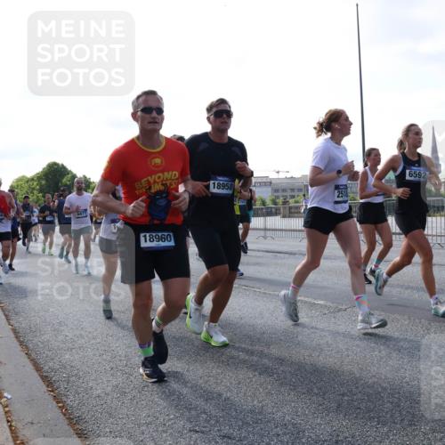 29.06.2025 - hella hamburg halbmarathon Lena Gebhardt http://msf.ph/oto/8289226 29.06.2025 09:58:39 Lombardsbrücke 14266, 6877, 1727, 18958, 18960, 2518, 6592, 1034, 1190, 1285, 1410, 1485, 1727, 1815, 1946, 1951, 2029, 2034, 2518, 2656, 2840, 2883, 2907, 3041, 3097, 3334, 3819, 3859, 3952, 4120, 4152, 4167, 4903, 5077, 5084, 5093, 5259, 5378, 5721, 5894, 6164, 6272, 6294, 6433, 6592, 6629, 6657, 6759, 6877, 6897, 7082, 7369, 7716, 7732, 7856, 7896, 8068, 8154, 8311, 8322, 8393, 8508, 8590, 8639, 8721, 8825, 9012, 9057, 9562, 9656, 9727, 9770, 10084, 10488 meine-sportfotos.de