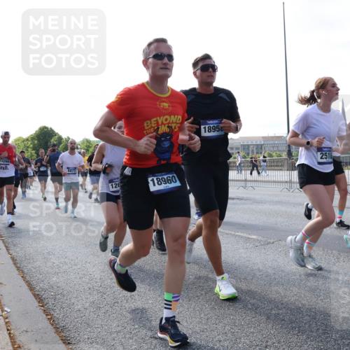 29.06.2025 - hella hamburg halbmarathon Lena Gebhardt http://msf.ph/oto/8289252 29.06.2025 09:58:39 Lombardsbrücke 14266, 1727, 6877, 126, 1895, 18960, 2518, 6595, 1034, 1190, 1285, 1410, 1485, 1727, 1815, 1946, 1951, 2029, 2034, 2518, 2656, 2840, 2883, 2907, 3041, 3097, 3334, 3819, 3859, 3952, 4120, 4152, 4167, 4903, 5077, 5084, 5093, 5259, 5378, 5721, 5894, 6164, 6272, 6294, 6433, 6592, 6629, 6657, 6759, 6877, 6897, 7082, 7369, 7716, 7732, 7856, 7896, 8068, 8154, 8311, 8322, 8393, 8508, 8590, 8639, 8721, 8825, 9012, 9057, 9562, 9656, 9727, 9770, 10084, 10488 meine-sportfotos.de