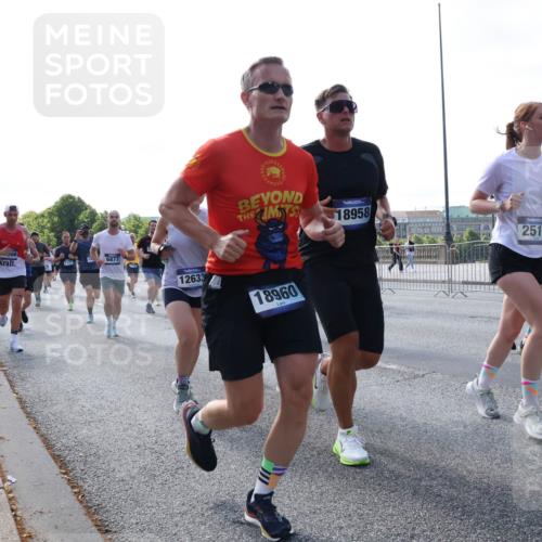 29.06.2025 - hella hamburg halbmarathon Lena Gebhardt http://msf.ph/oto/8289287 29.06.2025 09:58:39 Lombardsbrücke 266, 1727, 6877, 12633, 18960, 18958, 2518, 1034, 1190, 1285, 1410, 1485, 1727, 1815, 1946, 1951, 2029, 2034, 2518, 2656, 2840, 2883, 2907, 3041, 3097, 3334, 3819, 3859, 3952, 4120, 4152, 4167, 4903, 5077, 5084, 5093, 5259, 5378, 5721, 5894, 6164, 6272, 6294, 6433, 6592, 6629, 6657, 6759, 6877, 6897, 7082, 7369, 7716, 7732, 7856, 7896, 8068, 8154, 8311, 8322, 8393, 8508, 8590, 8639, 8721, 8825, 9012, 9057, 9562, 9656, 9727, 9770, 10084, 10488 meine-sportfotos.de