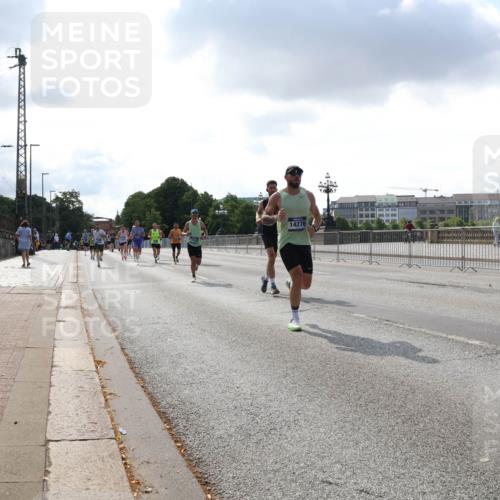 29.06.2025 - hella hamburg halbmarathon Lena Gebhardt http://msf.ph/oto/8289290 29.06.2025 09:46:13 Lombardsbrücke 14276, 1080, 1686, 1894, 2460, 2525, 3809, 3843, 3955, 4463, 4812, 5042, 5187, 5550, 6169, 6495, 6878, 7055, 7186, 7534, 7845, 7880, 7901, 7965, 8062, 8784, 8864, 8956, 9345, 10270, 10298, 10453, 10484, 10865, 10929, 11199, 11230, 11282, 11833, 12189, 12232, 12681, 12987, 13167, 13252, 13343, 13617, 13686, 13754, 14167, 14276, 14293, 15115, 15391, 15689, 16065, 16140, 16507, 16580, 16931, 17213, 17768 meine-sportfotos.de