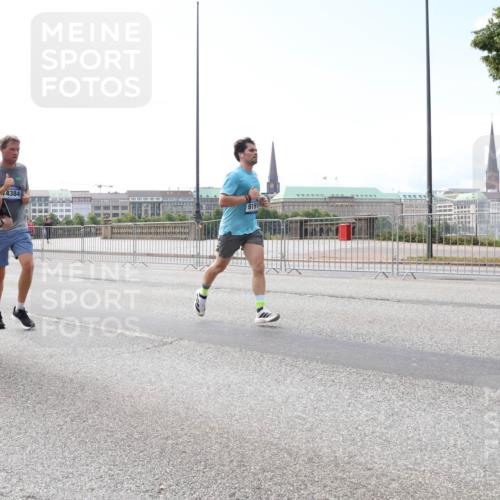 29.06.2025 - hella hamburg halbmarathon Lena Gebhardt http://msf.ph/oto/8289292 29.06.2025 10:11:50 Lombardsbrücke 1328, 1531, 1866, 1992, 3363, 4227, 5379, 5605, 7571, 8115, 8807, 8810, 9191, 9428, 10042, 10372, 10409, 10428, 11321, 11507, 11525, 11537, 11581, 11755, 11917, 12473, 13171, 13177, 13203, 13542, 13939, 13958, 14008, 14196, 14384, 15137, 15797, 15945, 16976, 17080, 17638, 17774, 17866, 18261, 18278, 18382, 18395, 18655, 19172 meine-sportfotos.de