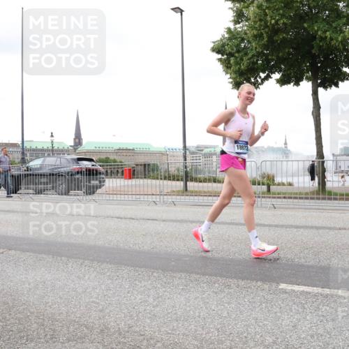 29.06.2025 - hella hamburg halbmarathon Lena Gebhardt http://msf.ph/oto/8289347 29.06.2025 10:55:38 Lombardsbrücke 17396, 18670, 18972, 1013, 1616, 1873, 1917, 2090, 3101, 3115, 3157, 3244, 3577, 4039, 4265, 4470, 4628, 4896, 5040, 5220, 5222, 5483, 5487, 5575, 6055, 6056, 6113, 6257, 6594, 7219, 7548, 7680, 7766, 7969, 8110, 8403, 8519, 8527, 8532, 8533, 8626, 8648, 9548, 9614, 9618, 9857, 9858, 9861, 9865, 9956, 10094, 10436, 10438, 10449, 10458, 10559, 10593, 10885, 11109, 11903, 11962, 11963, 12695, 12902, 13098, 13230, 14727, 15152, 15160, 16385 meine-sportfotos.de