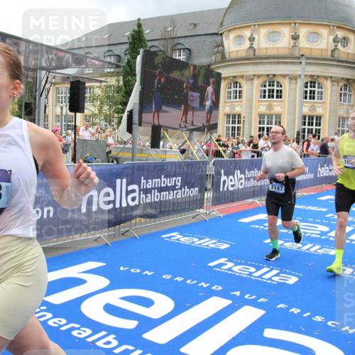 29.06.2025 - hella hamburg halbmarathon Michael Strokosch http://msf.ph/oto/8289377 29.06.2025 10:56:02 Ziel 1180, 3042, 7147, 8968, 9246, 10084, 14867, 15184, 15868, 15884, 16176 meine-sportfotos.de