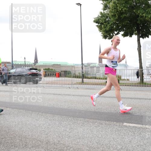 29.06.2025 - hella hamburg halbmarathon Lena Gebhardt http://msf.ph/oto/8289380 29.06.2025 10:55:38 Lombardsbrücke 17396, 18670, 18972, 1013, 1616, 1873, 1917, 2090, 3101, 3115, 3157, 3244, 3577, 4039, 4265, 4470, 4628, 4896, 5040, 5220, 5222, 5483, 5487, 5575, 6055, 6056, 6113, 6257, 6594, 7219, 7548, 7680, 7766, 7969, 8110, 8403, 8519, 8527, 8532, 8533, 8626, 8648, 9548, 9614, 9618, 9857, 9858, 9861, 9865, 9956, 10094, 10436, 10438, 10449, 10458, 10559, 10593, 10885, 11109, 11903, 11962, 11963, 12695, 12902, 13098, 13230, 14727, 15152, 15160, 16385 meine-sportfotos.de