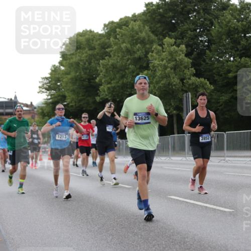 29.06.2025 - hella hamburg halbmarathon Jannik Wohlers http://msf.ph/oto/8289430 29.06.2025 10:04:06 Lombardsbrücke 1213, 1377, 1674, 2011, 2852, 3994, 4146, 4587, 5354, 5365, 8217, 9489, 10213, 10709, 10834, 10962, 12924, 12998, 13625, 14340, 14436, 14917, 16128, 16145, 16753, 16989, 17071, 17113, 17434, 17569, 17685, 17686, 17763, 18098, 18520, 18525 meine-sportfotos.de