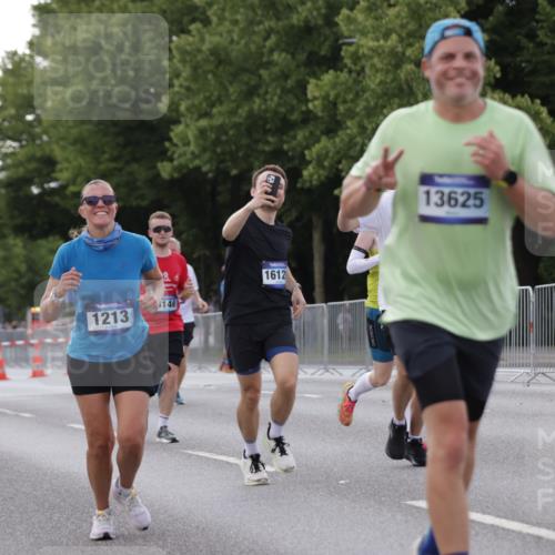 29.06.2025 - hella hamburg halbmarathon Jannik Wohlers http://msf.ph/oto/8289483 29.06.2025 10:04:07 Lombardsbrücke 1213, 1377, 1674, 2011, 2852, 3994, 4146, 4293, 4587, 5354, 5365, 5869, 8217, 9489, 10213, 10709, 10834, 10962, 12924, 12998, 13625, 14340, 14436, 14917, 16128, 16145, 16753, 16989, 17113, 17434, 17569, 17685, 17686, 17763, 18098, 18520, 18525 meine-sportfotos.de