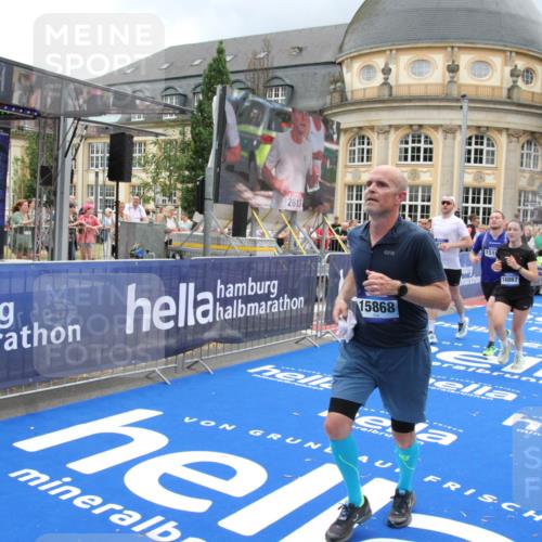 29.06.2025 - hella hamburg halbmarathon Michael Strokosch http://msf.ph/oto/8289560 29.06.2025 10:56:04 Ziel 1180, 3042, 3058, 7147, 7594, 10084, 14867, 15184, 15868, 15884, 16176, 18212 meine-sportfotos.de