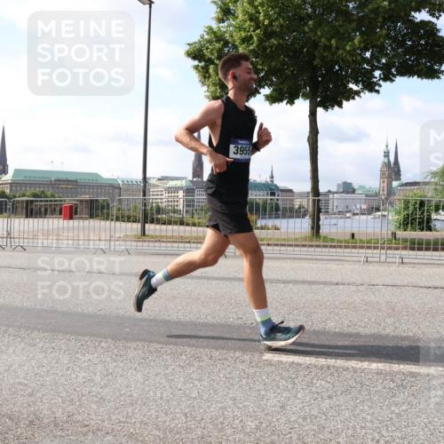 29.06.2025 - hella hamburg halbmarathon Lena Gebhardt http://msf.ph/oto/8289634 29.06.2025 09:46:16 Lombardsbrücke 3955, 1080, 1344, 1889, 1894, 2460, 2525, 3809, 3843, 3955, 4463, 4477, 4812, 5042, 5187, 5550, 6169, 6495, 6878, 7055, 7186, 7534, 7845, 7880, 7901, 8062, 8784, 8864, 8956, 9345, 10270, 10298, 10453, 10484, 10865, 10929, 11199, 11230, 11282, 11833, 12189, 12232, 12681, 12987, 13167, 13252, 13343, 13617, 13686, 13754, 13961, 14167, 14276, 14293, 15115, 15391, 15689, 16065, 16140, 16243, 16507, 16580, 16931, 17213, 17768 meine-sportfotos.de