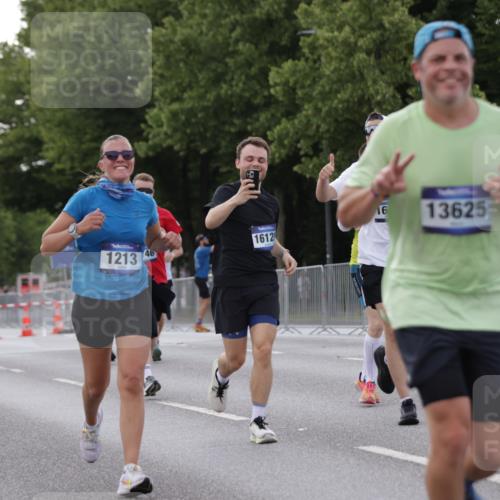 29.06.2025 - hella hamburg halbmarathon Jannik Wohlers http://msf.ph/oto/8289653 29.06.2025 10:04:07 Lombardsbrücke 1213, 1377, 1674, 2011, 2852, 3994, 4146, 4293, 4587, 5354, 5365, 5869, 8217, 9489, 10213, 10709, 10834, 10962, 12924, 12998, 13625, 14340, 14436, 14917, 16128, 16145, 16753, 16989, 17113, 17434, 17569, 17685, 17686, 17763, 18098, 18520, 18525 meine-sportfotos.de