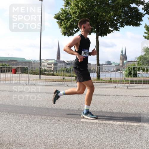 29.06.2025 - hella hamburg halbmarathon Lena Gebhardt http://msf.ph/oto/8289677 29.06.2025 09:46:16 Lombardsbrücke 3955, 1080, 1344, 1889, 1894, 2460, 2525, 3809, 3843, 3955, 4463, 4477, 4812, 5042, 5187, 5550, 6169, 6495, 6878, 7055, 7186, 7534, 7845, 7880, 7901, 8062, 8784, 8864, 8956, 9345, 10270, 10298, 10453, 10484, 10865, 10929, 11199, 11230, 11282, 11833, 12189, 12232, 12681, 12987, 13167, 13252, 13343, 13617, 13686, 13754, 13961, 14167, 14276, 14293, 15115, 15391, 15689, 16065, 16140, 16243, 16507, 16580, 16931, 17213, 17768 meine-sportfotos.de