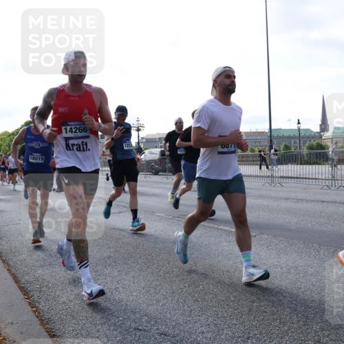 29.06.2025 - hella hamburg halbmarathon Lena Gebhardt http://msf.ph/oto/8289680 29.06.2025 09:58:41 Lombardsbrücke 17346, 18019, 14266, 1252, 0071, 1683, 1190, 1285, 1410, 1485, 1727, 1815, 1946, 1951, 2029, 2034, 2518, 2656, 2840, 2883, 2907, 3041, 3097, 3334, 3819, 3859, 3952, 4120, 4152, 4167, 4903, 5077, 5084, 5093, 5259, 5378, 5721, 5894, 6272, 6294, 6433, 6592, 6629, 6657, 6759, 6877, 6897, 7082, 7369, 7716, 7732, 7856, 7896, 8068, 8154, 8311, 8322, 8393, 8590, 8639, 8721, 8825, 9012, 9057, 9562, 9655, 9656, 9727, 9770, 10084, 10488 meine-sportfotos.de
