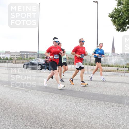 29.06.2025 - hella hamburg halbmarathon Lena Gebhardt http://msf.ph/oto/8289750 29.06.2025 10:55:40 Lombardsbrücke 9857, 14727, 9858, 10885, 1616, 1873, 1917, 3101, 3115, 3157, 3244, 3577, 4039, 4265, 4470, 4628, 4896, 5040, 5220, 5222, 5483, 5487, 5575, 6055, 6056, 6113, 6257, 6594, 7219, 7516, 7548, 7680, 7766, 7969, 8110, 8403, 8519, 8527, 8532, 8533, 8626, 8648, 9548, 9614, 9618, 9857, 9858, 9861, 9865, 9956, 10094, 10436, 10438, 10449, 10458, 10559, 10593, 10885, 11109, 11903, 11962, 11963, 12695, 12902, 13098, 13230, 14727, 15152, 15160, 16385 meine-sportfotos.de
