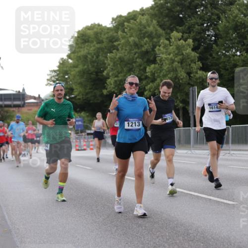 29.06.2025 - hella hamburg halbmarathon Jannik Wohlers http://msf.ph/oto/8289830 29.06.2025 10:04:08 Lombardsbrücke 1213, 1347, 1377, 1674, 2011, 2852, 3994, 4146, 4293, 5354, 5365, 5869, 6311, 8217, 9489, 10213, 10709, 10834, 10962, 12924, 12998, 13625, 14436, 14917, 16128, 16145, 16753, 16989, 17113, 17434, 17569, 17685, 17686, 17763, 18098, 18520, 18525 meine-sportfotos.de