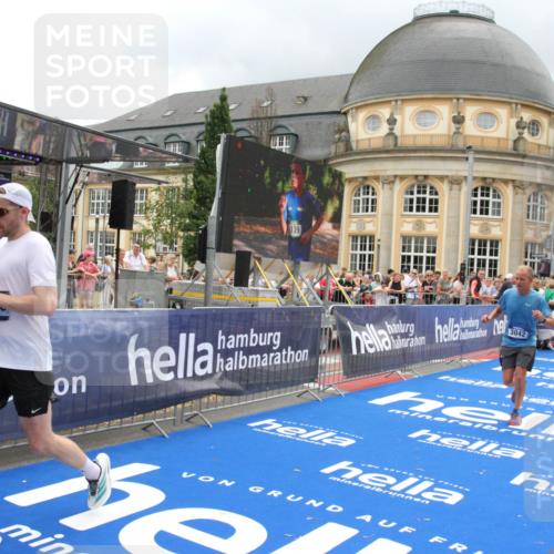 29.06.2025 - hella hamburg halbmarathon Michael Strokosch http://msf.ph/oto/8289839 29.06.2025 10:56:06 Ziel 1180, 3042, 3058, 5570, 7594, 12545, 14867, 15184, 15868, 16176, 17640, 17642, 18212 meine-sportfotos.de