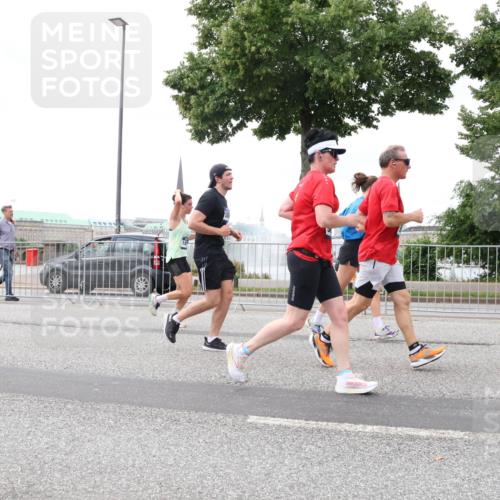 29.06.2025 - hella hamburg halbmarathon Lena Gebhardt http://msf.ph/oto/8289857 29.06.2025 10:55:41 Lombardsbrücke 1616, 1873, 1917, 3101, 3115, 3157, 3244, 3577, 4039, 4265, 4470, 4628, 4896, 5040, 5220, 5222, 5483, 5487, 5575, 6055, 6056, 6113, 6257, 6594, 7219, 7516, 7548, 7680, 7969, 8110, 8519, 8527, 8532, 8533, 8626, 8648, 9548, 9614, 9618, 9857, 9858, 9861, 9865, 9956, 10094, 10436, 10438, 10449, 10559, 10593, 10885, 11109, 11903, 11962, 11963, 12695, 12902, 13098, 13230, 14727, 15152, 15160, 16385 meine-sportfotos.de